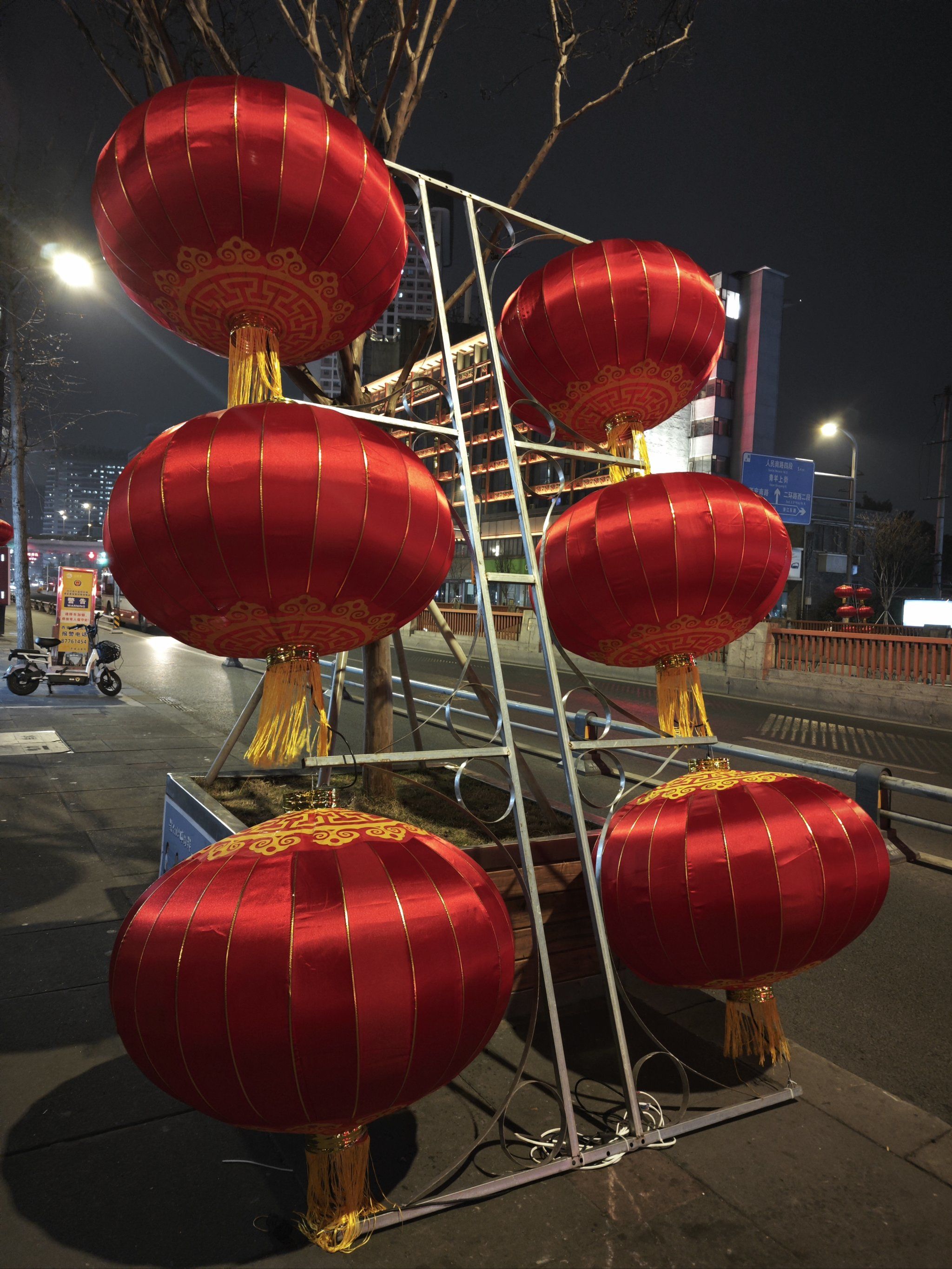 深夜偶遇大红灯笼高高挂,真就挺大