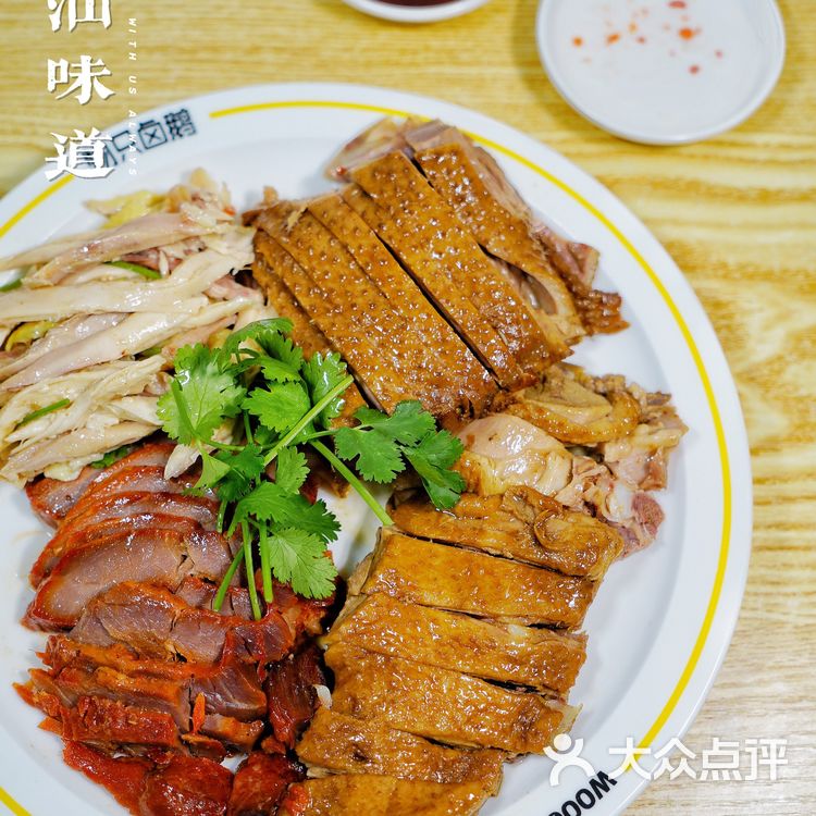 “这已有30年历史的正宗潮州菜承载着很多广东潮汕人的乡愁。”金成潮州酒楼迎宾店