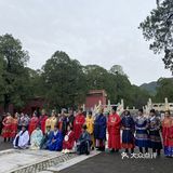 问了一下管理员，是野猫，四五个月大小了