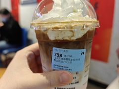 珞珈樱花拿铁-瑞幸咖啡(深圳宝安机场国内到达厅店)