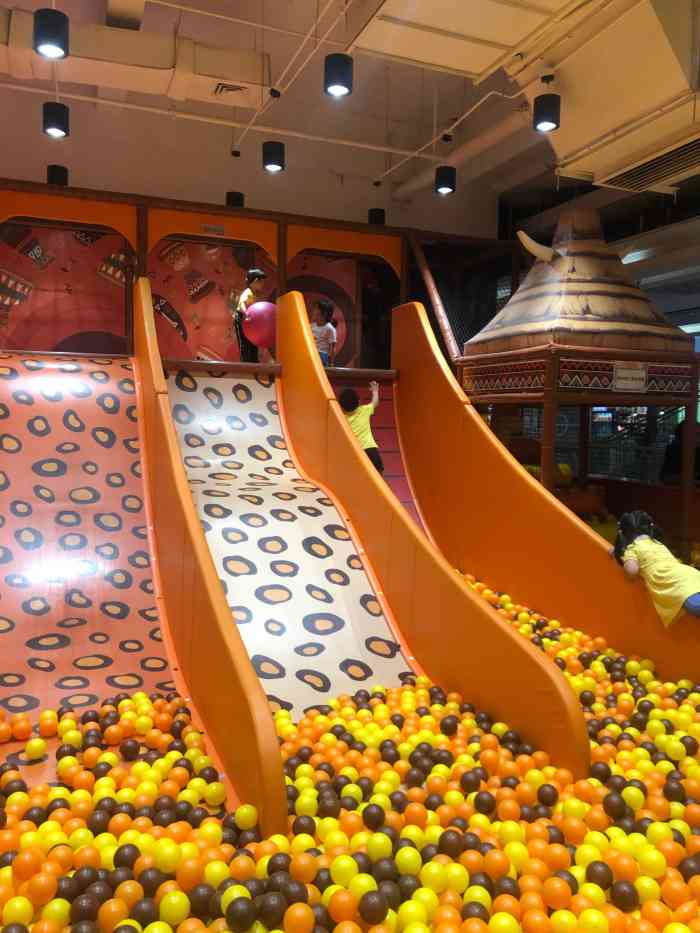 星期8乐园-"新开的乐园,平日里来的人就挺多,孩子小有.