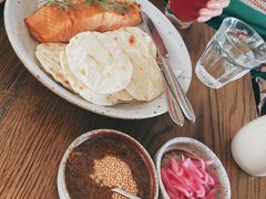 烟熏三文鱼配烤饺子皮和芥末籽酱-BOR Eatery(安福路店)