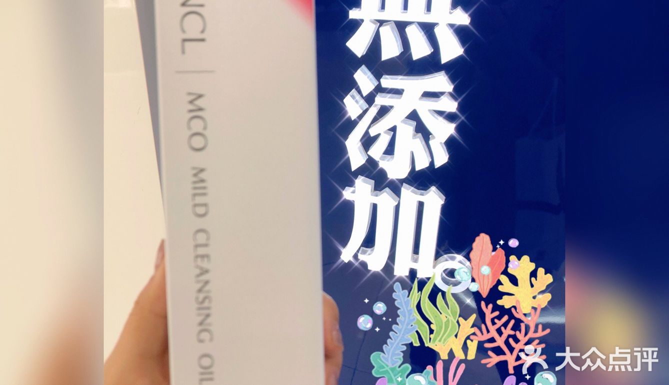 外面还下着雨，商场人不多