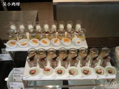黑，白巧克力慕斯。芒果，米饭布丁。-昆山琶拉帝诗酒店·河畔咖啡厅Riverside Cafe