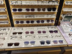 -LOOK眼镜·蔡司依视路配镜(宝山万达店)