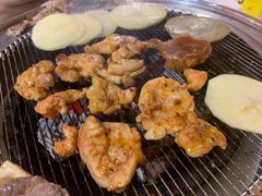 -围炉肉舍•炭烤活鳗•丹东海鲜烤肉(步行街店)