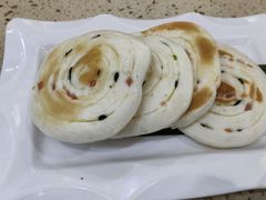 生煎蒜香葱油饼-名点一号·精致茶点·手工制作(宝华店)