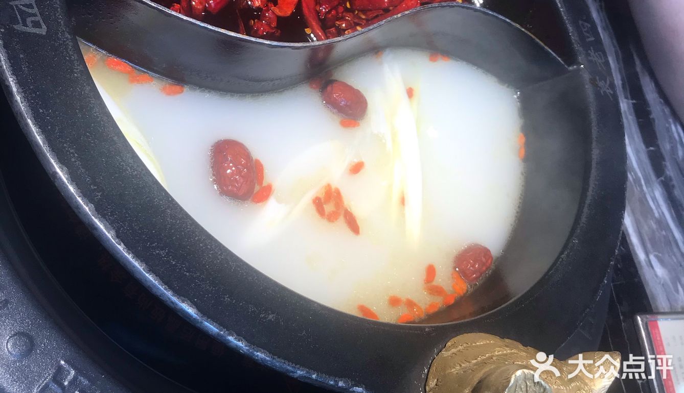 店面中等，但风格满满的川味风，也还比较窗明几净