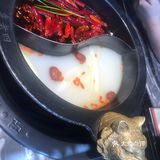 店面中等，但风格满满的川味风，也还比较窗明几净