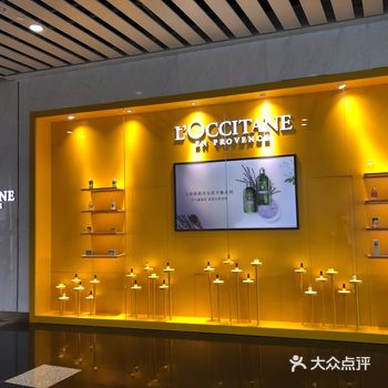 在白云机场T2登机，过安检后还是挺多地方可以逛的