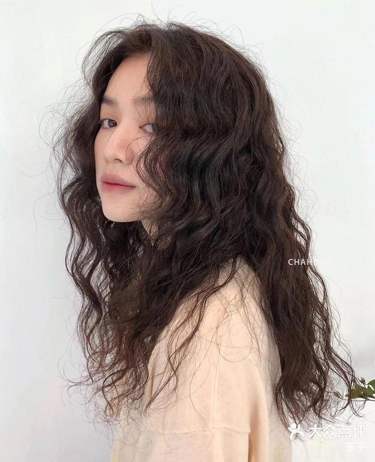 关注 波西米亚风卷发 看腻了黑长直的头发,可以尝试一下波西米亚风的