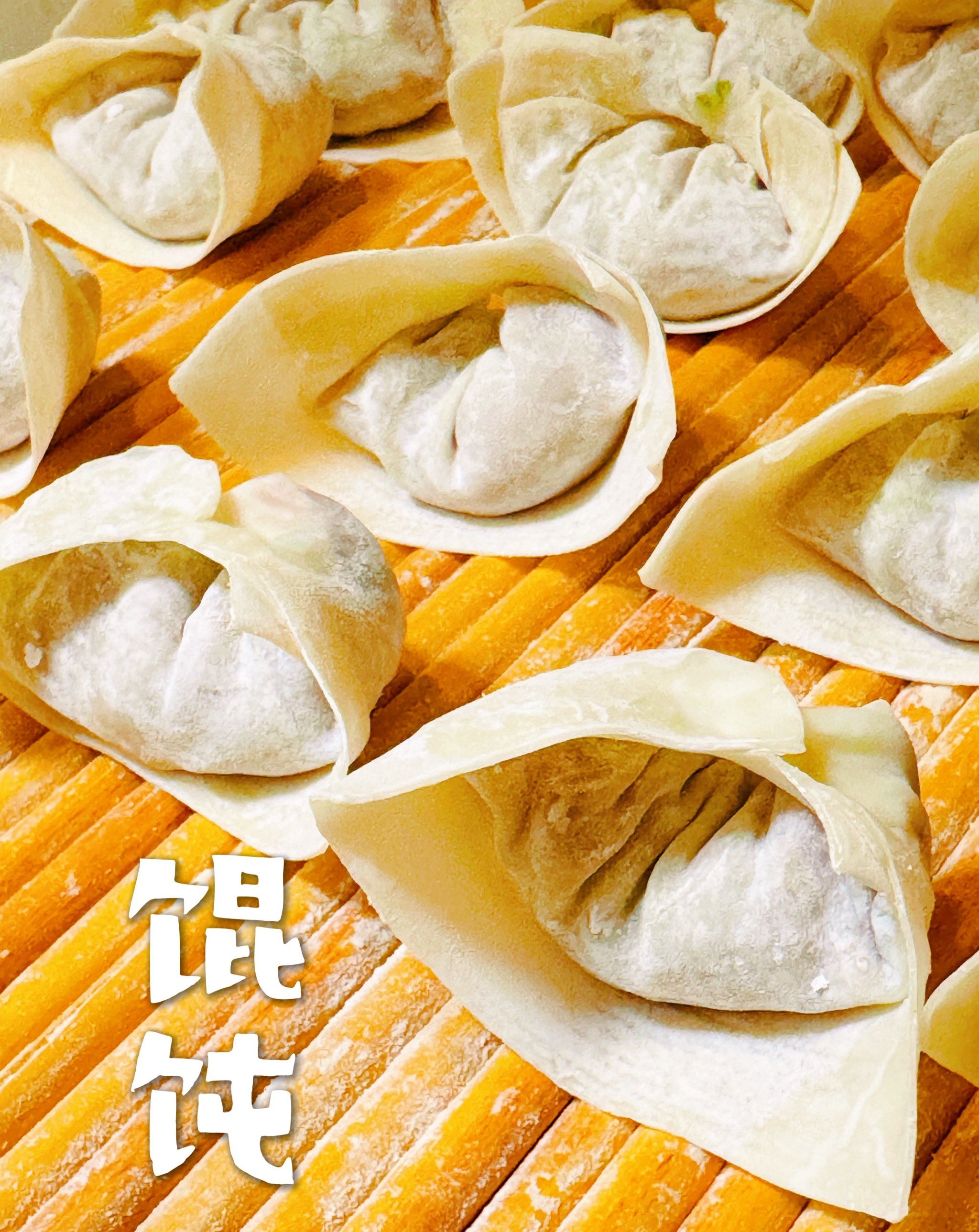 一碗热腾腾的大馅儿馄饨,有面,有菜,有肉