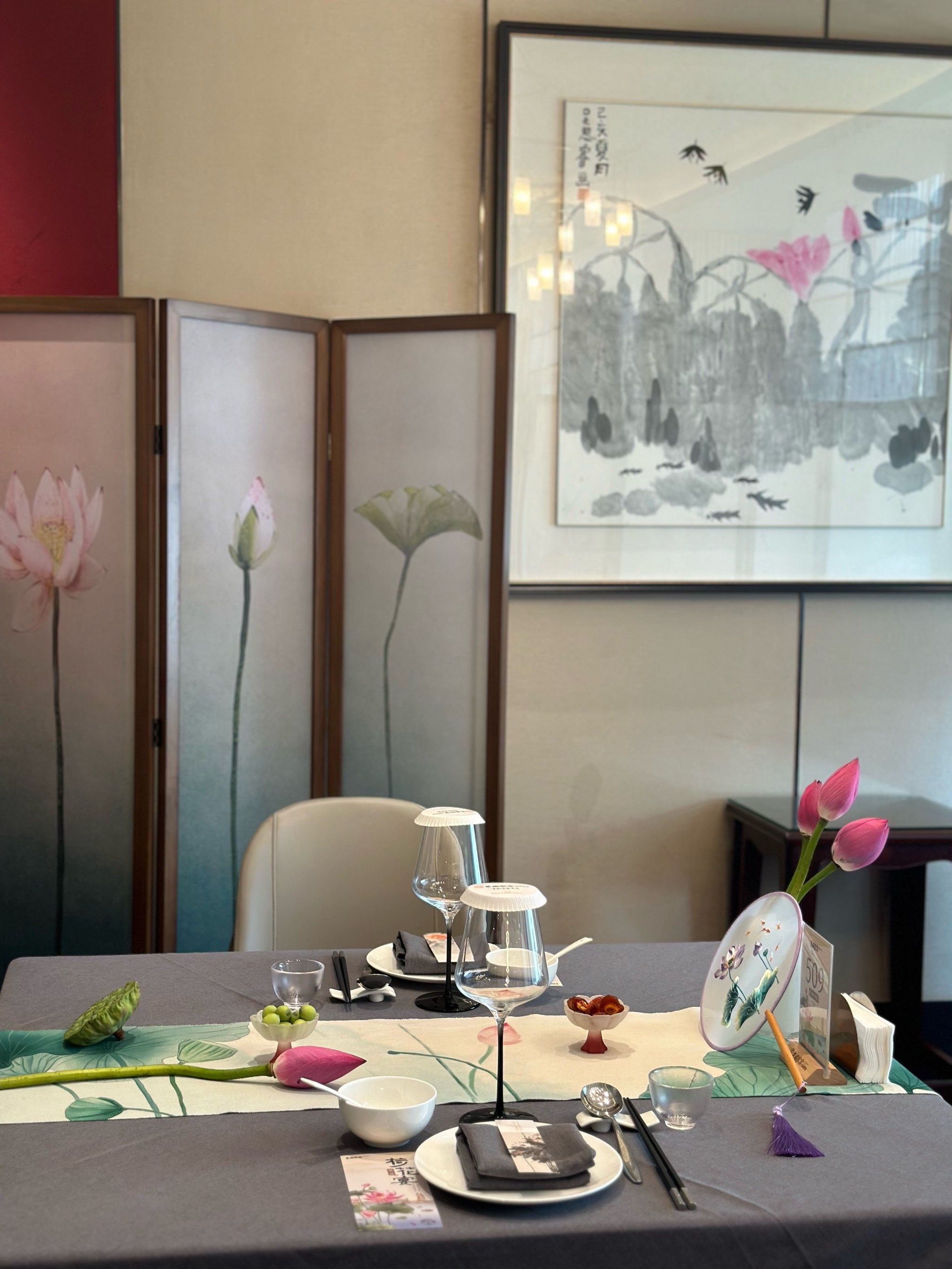 美食店家无数,吸引我们走进这家的确确实实就是荷花主题了