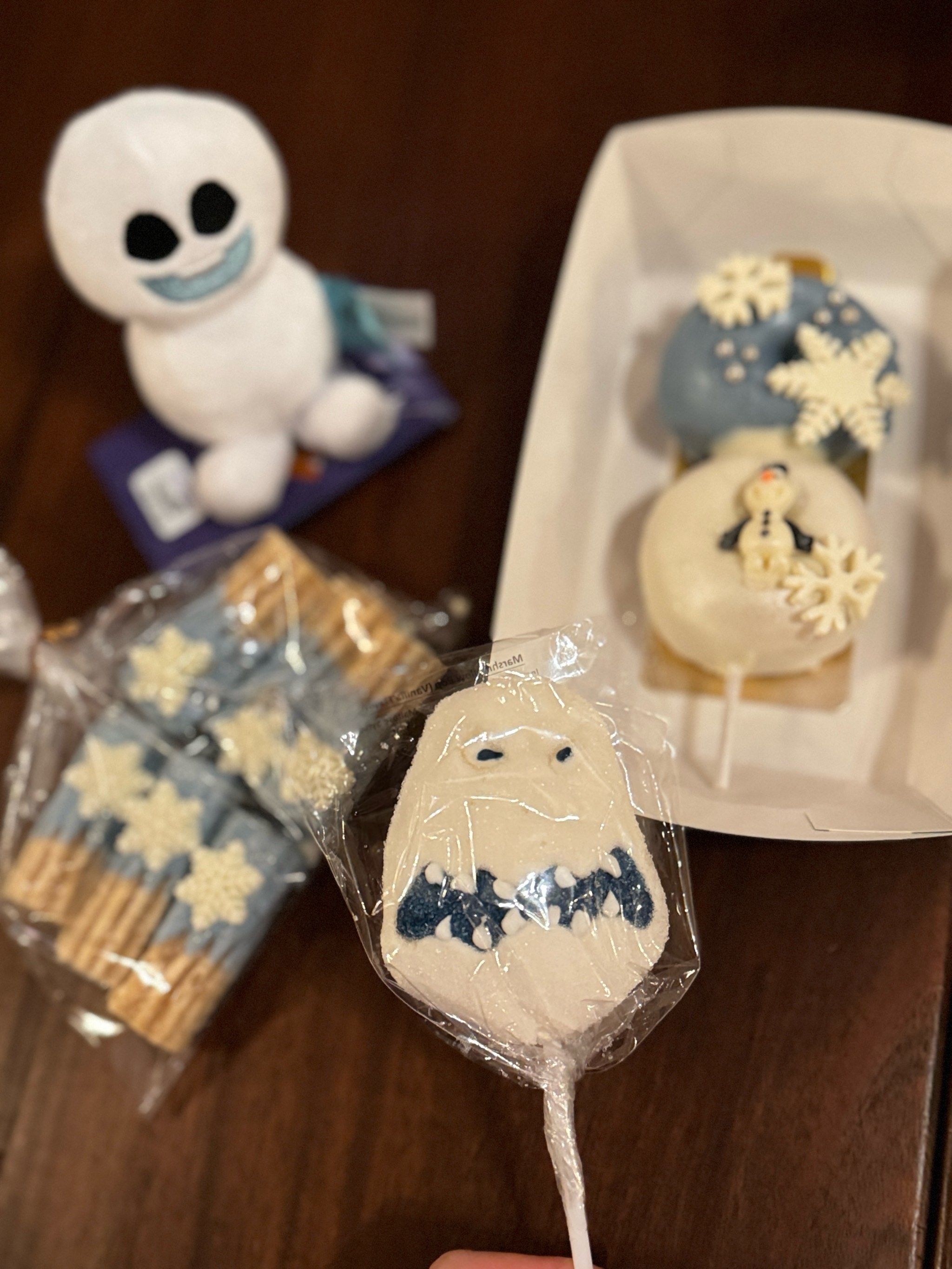 香港魔雪奇缘区的雪糕店很多吸引人的甜品:雪宝蛋筒,棉花糖,糖霜苹果