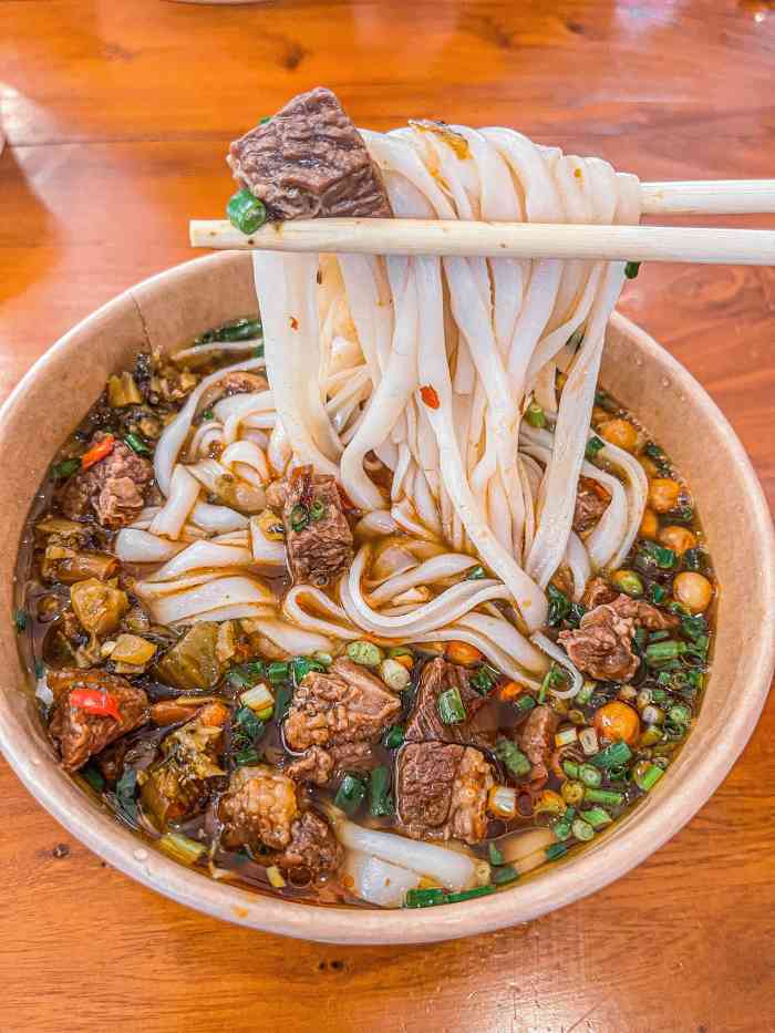 原生煨码粉(江汉大学店)-"[薄荷]环境:装修明亮,摆放了很多桌椅.