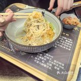 蟹黄面味道鲜美，孩子很爱吃