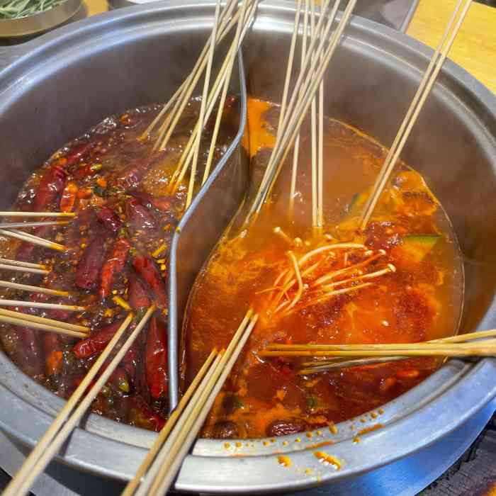 班花串串香火锅(石景山台湾街店)-"环境:总体来说 室内比较突出的就是