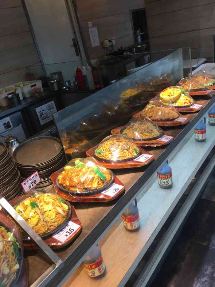 在新业广场的亚惠美食广场里面,逛街吃个便饭或者在商场里面上班来吃