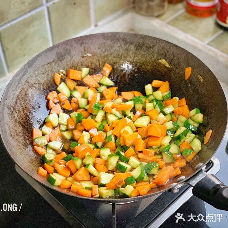 黑の食谱 / 小炒鸡丁，各种菜菜配鸡肉，清新爽口好吃唉！