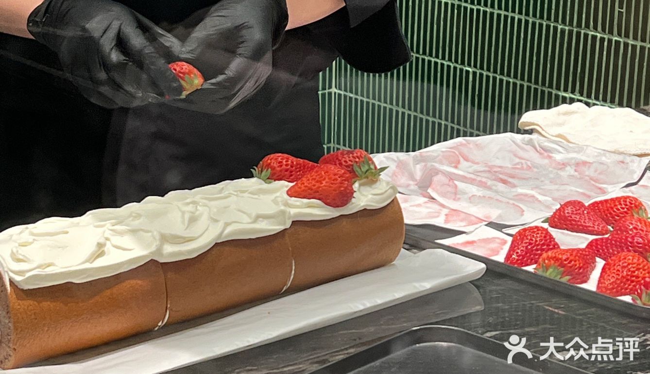 爱Ta带Ta来吃，白蘭草莓布蕾卷