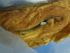 巴旦木仁巧克力可颂-Dough&Joe团憩(瑞虹天地月亮湾店)