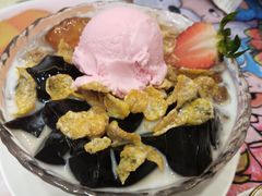 士多啤梨黑钻配雪糕-甜心妈妈·榴莲星级糖水(北京路总店)