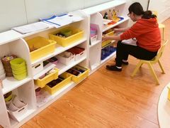 老师在准备教具-小马快跑儿童托育中心(华润万家店)