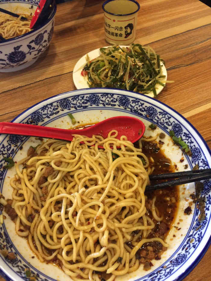 痴牛记重庆小面-"想吃面就来这里,现在小面馆遍地开花,点的.