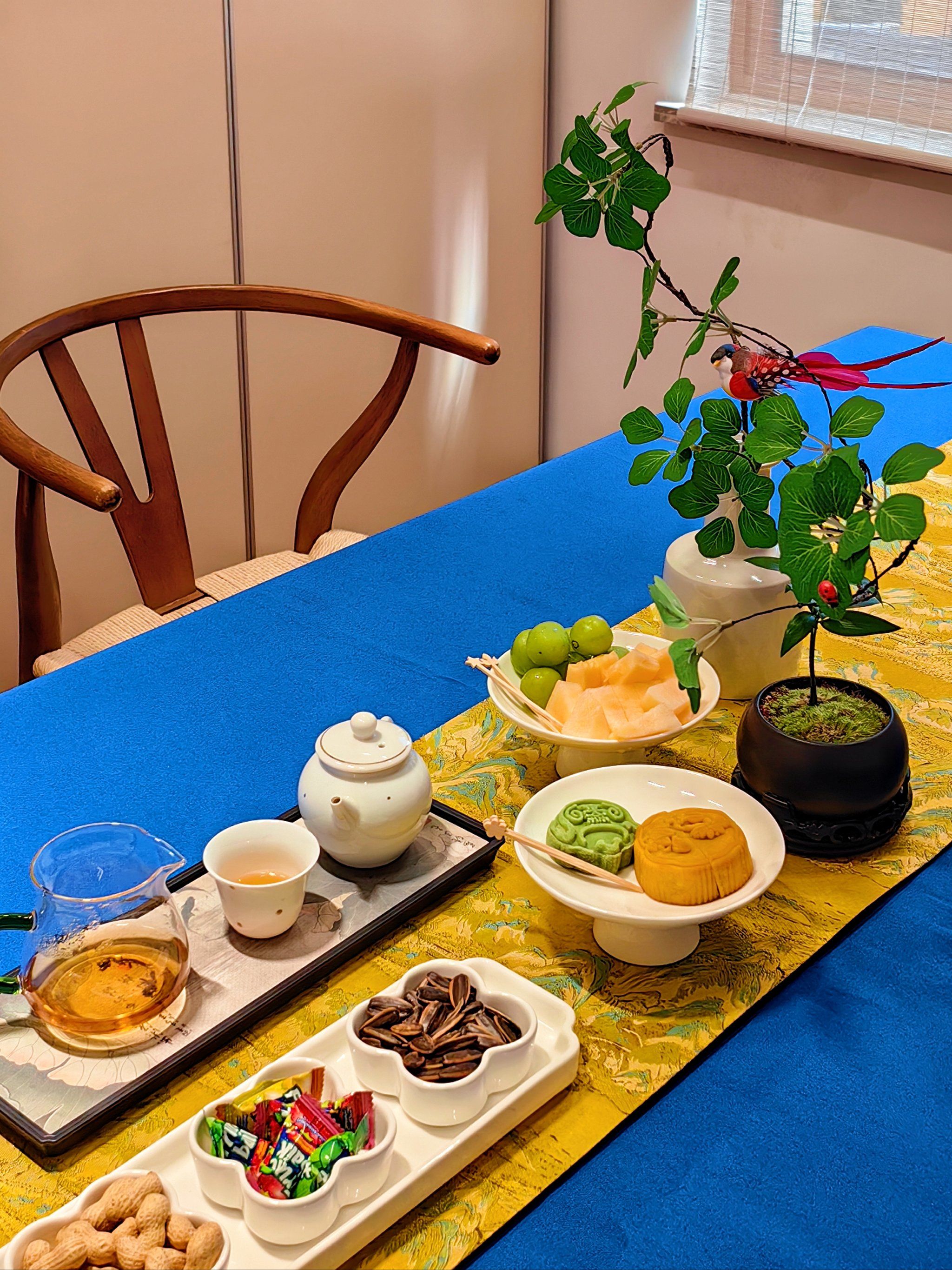 中秋节的下午与友人相约来这家中式风的茶馆喝茶,环境非常好,大厅有