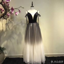 -月月婚纱礼服仓储店(王府井店)