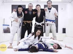 -菠萝格斗巴西柔术训练馆