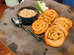 榛果焦糖鹅肝酱拌葱油饼-杭州西子湖四季酒店·金沙厅