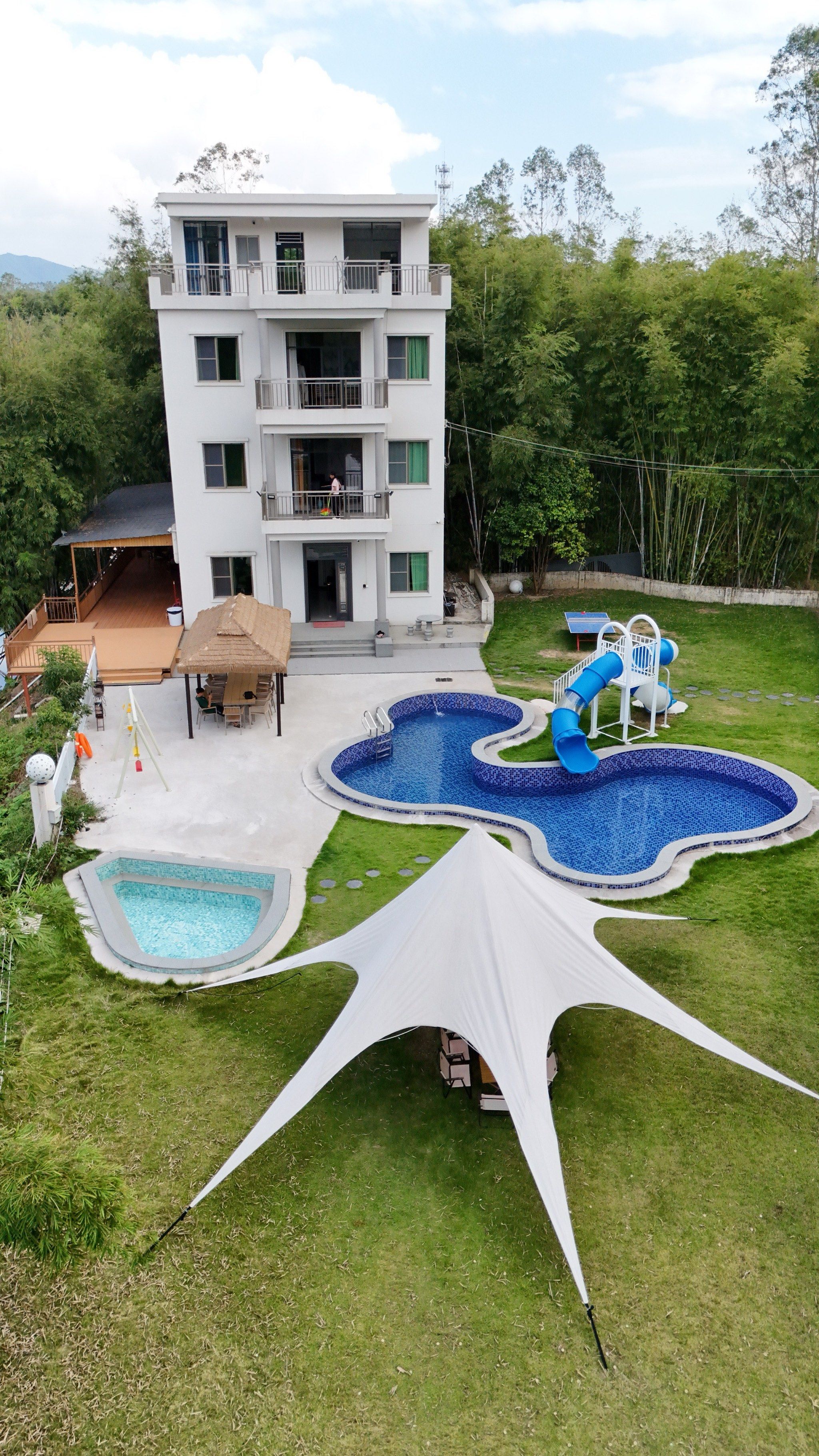 整个独栋的民宿小院坐落小溪边,竹林上,早上起来推开窗户