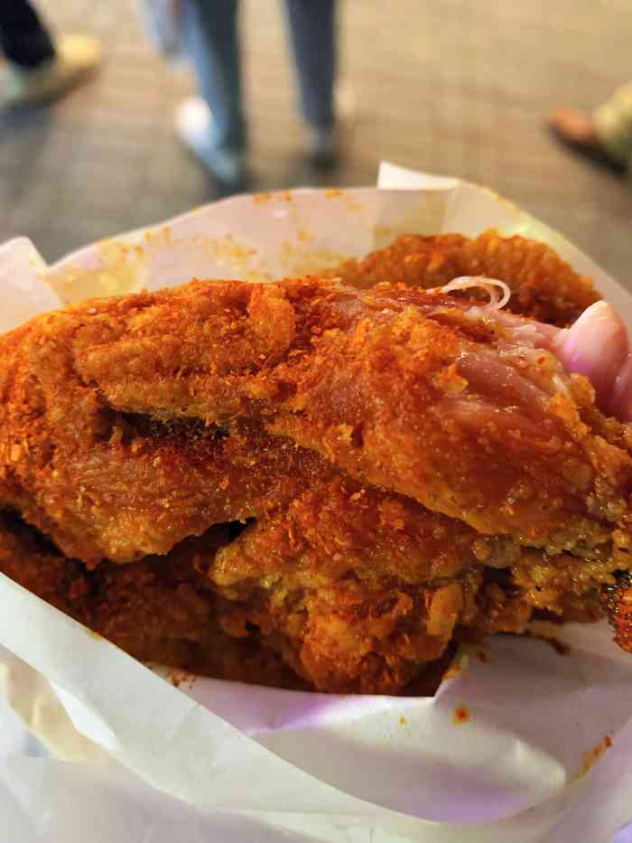 食搭子中式炸鸡(老门东店)-"[薄荷]环境: 环境就是回忆童年的风,墙.