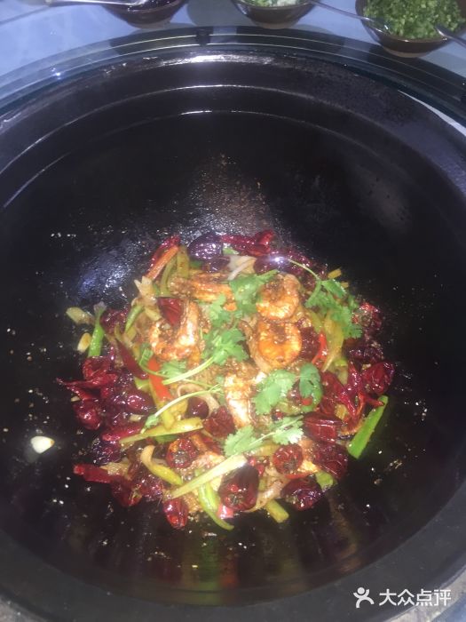 他家一大锅台铁锅爆炒鱿鱼虾图片
