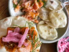 烟熏三文鱼配烤饺子皮和芥末籽酱-BOR Eatery(安福路店)