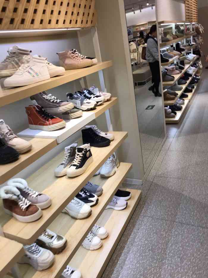 hotwind热风(凯德mall店)-"这家热风,一进门各式鞋子,男士皮鞋,女士.
