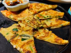 海鲜葱饼-明洞阿姨·韩式酱蟹烤肉·创意料理(三元桥店)