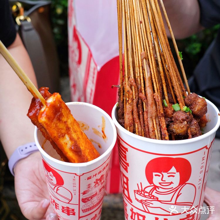 我在广场街边吃着炸串，这样吃的还不止我一个❗️