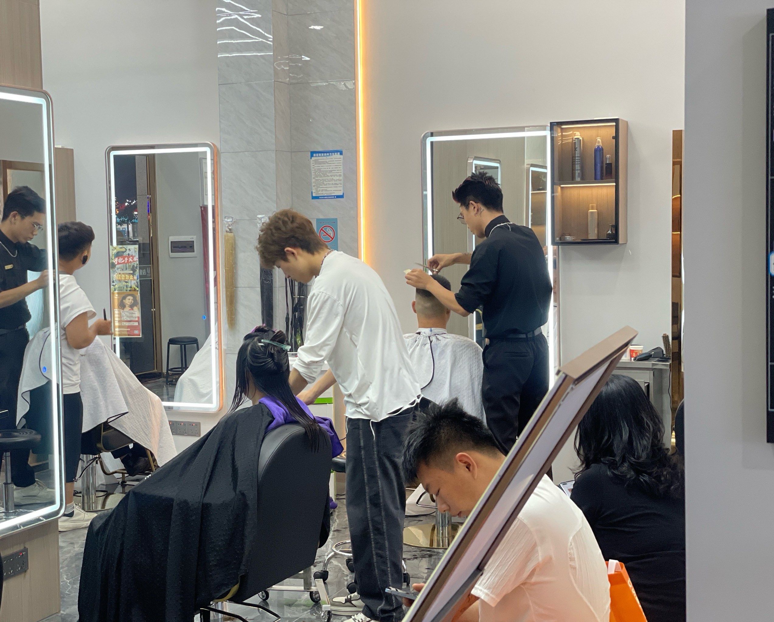 忙碌理发店的一天