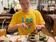 -ROAST coffee & eatery