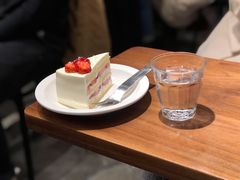草莓奶油蛋糕-black rainbow coffee