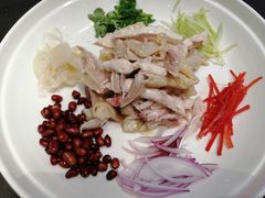 香葱捞鲈鱼，然手捞鸡，菠萝咕噜肉，蓝莓冻鹅肝-君德澜酒家·创意粤菜(金山谷店)