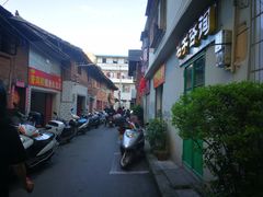 店外小街道-正宗杨记普洱酸醋米线(总店)