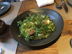 温海鲜色拉配牛油果-Carbon莫卡哆·意大利复古集市餐厅(杭州大厦店)