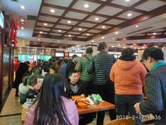 站着的是排队买餐的，-龙抄手(春熙路总店)