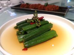 青花椒炝炒秋葵-106餐厅北京菜.烤鸭(百子湾店)