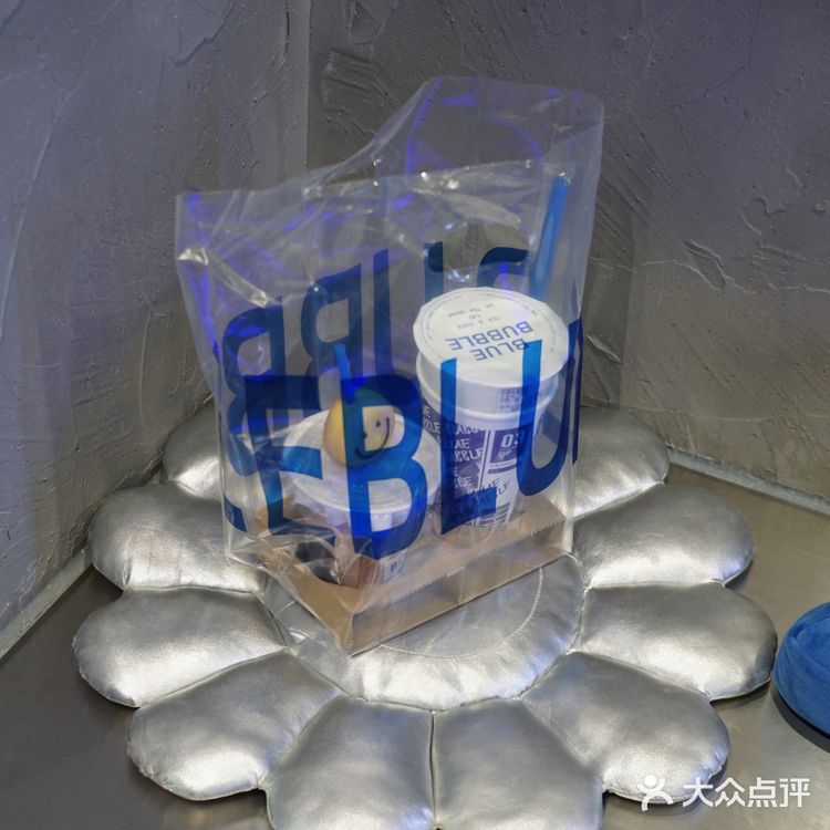 提拉米苏奶茶的吸管上搭配了一个笑脸磅蛋糕