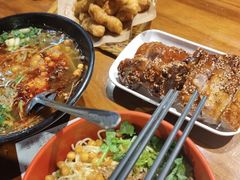 -爆炸头阿姨小四川正宗川味小吃(无任何分店)