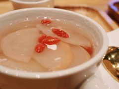 冰糖银耳炖雪梨-炖物24章·顺时轻养茶(黄龙店)